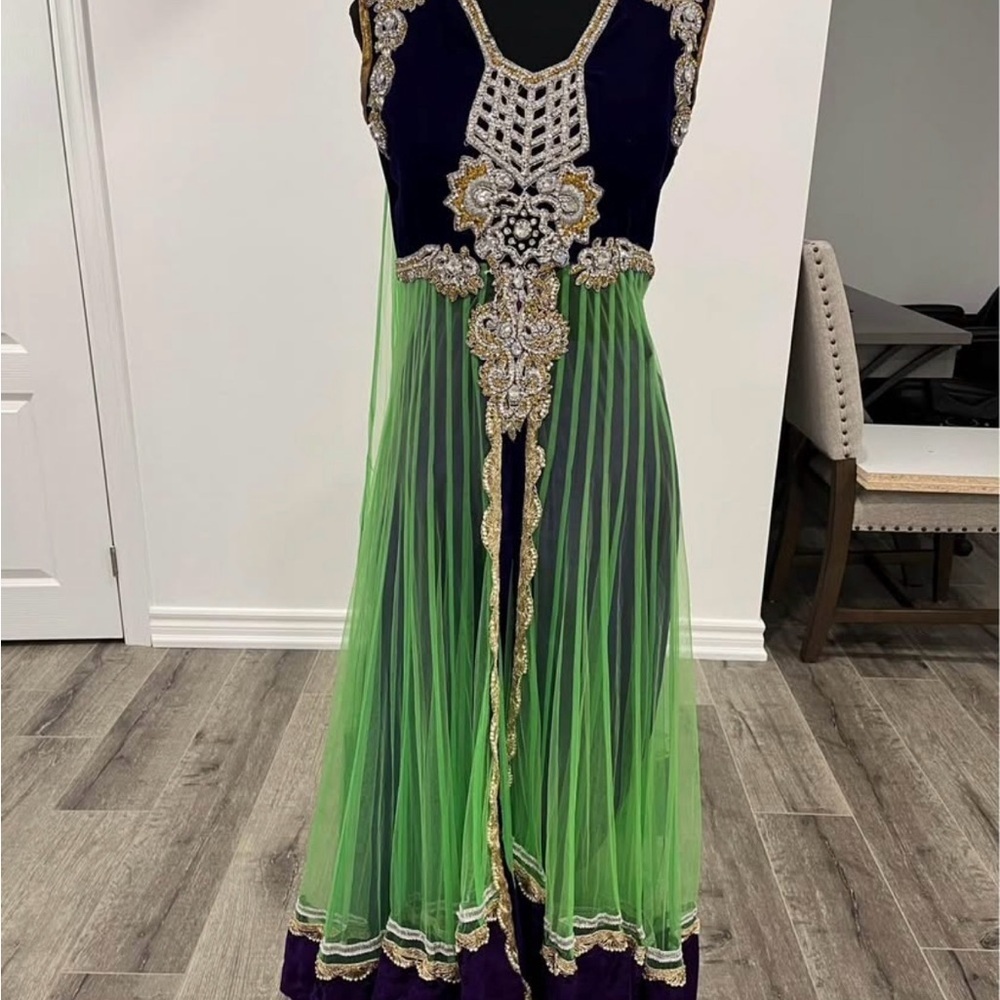 Elegant Green and Black Embroidered Dress - Picture 2 of 6